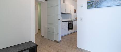 Jääkaappi, mikroaaltouuni, uuni, astianpesukone