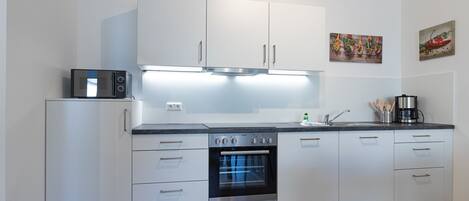 ثلاجة، ميكروويف، فرن، غسالة أطباق