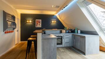 Fridge, oven, stovetop, dishwasher