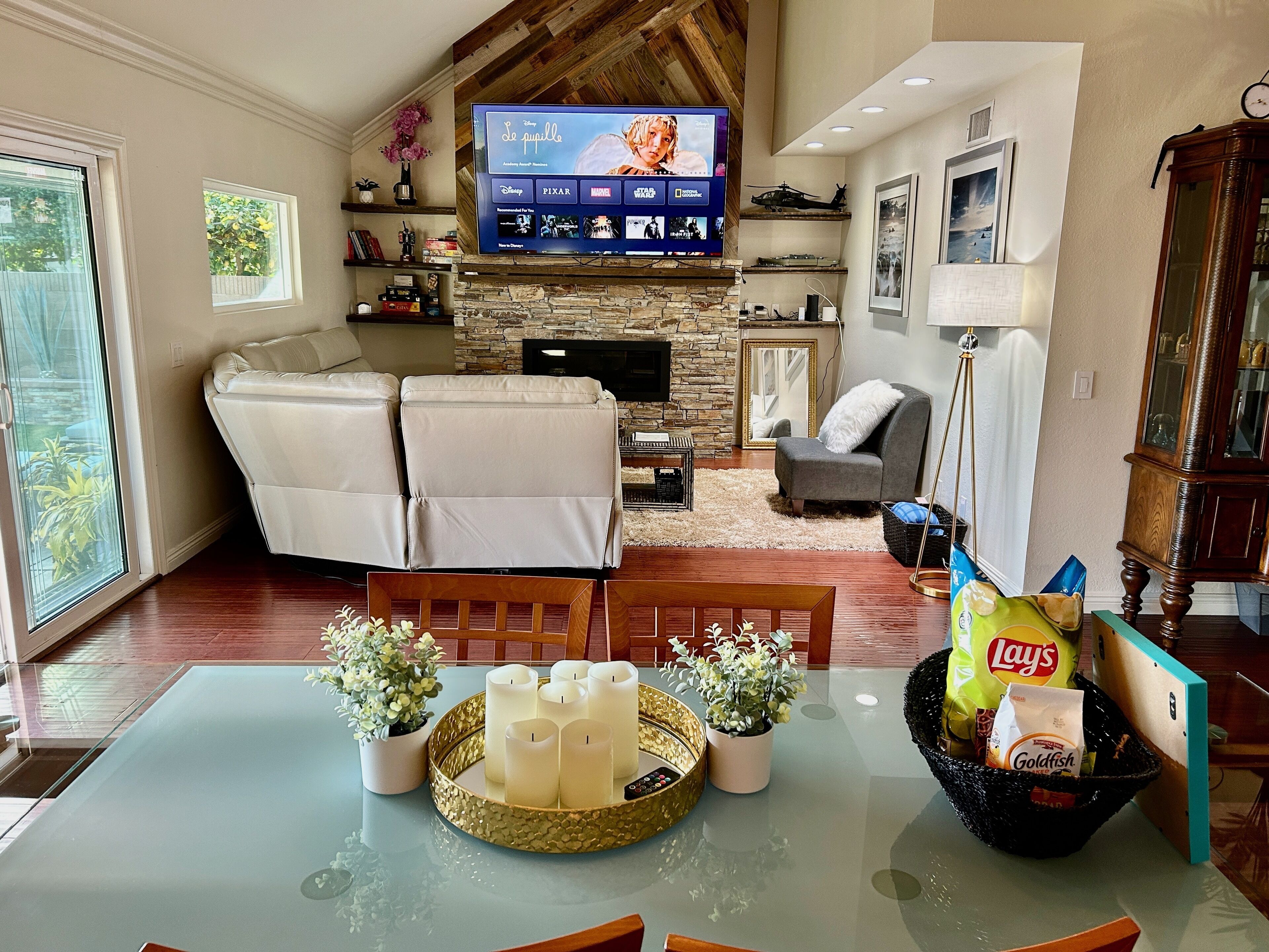 Smart TV, caminetto, libri, studio
