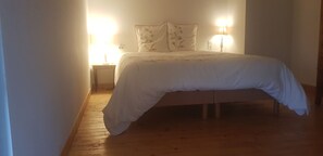 2 Schlafzimmer, Schreibtisch, Bügeleisen/Bügelbrett, kostenloses WLAN