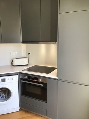 ثلاجة، ميكروويف، فرن، ماكينة لصنع القهوة/الشاي