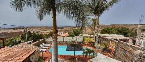 من حمّامات السباحة المغطاة، حمّام سباحة خارجي