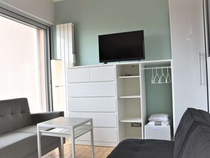 TV - Modern Apartment, AC, Balcony, Private Parking, Near Gruissan Port - Sleeps 4 (Gruissan)