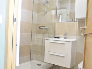 Bathroom - Modern Apartment, AC, Balcony, Private Parking, Near Gruissan Port - Sleeps 4 (Gruissan)