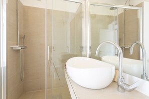 Villa, Plusieurs lits | Salle de bain | Douche, articles de toilette (gratuits), séchoir à cheveux