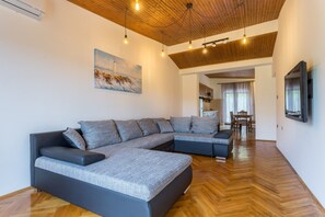 Villa, Mehrere Betten | Wohnzimmer | 30-Zoll-Fernseher mit Digitalempfang, Kamin