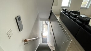 Un interior moderno con una escalera que conduce a una sala de estar.