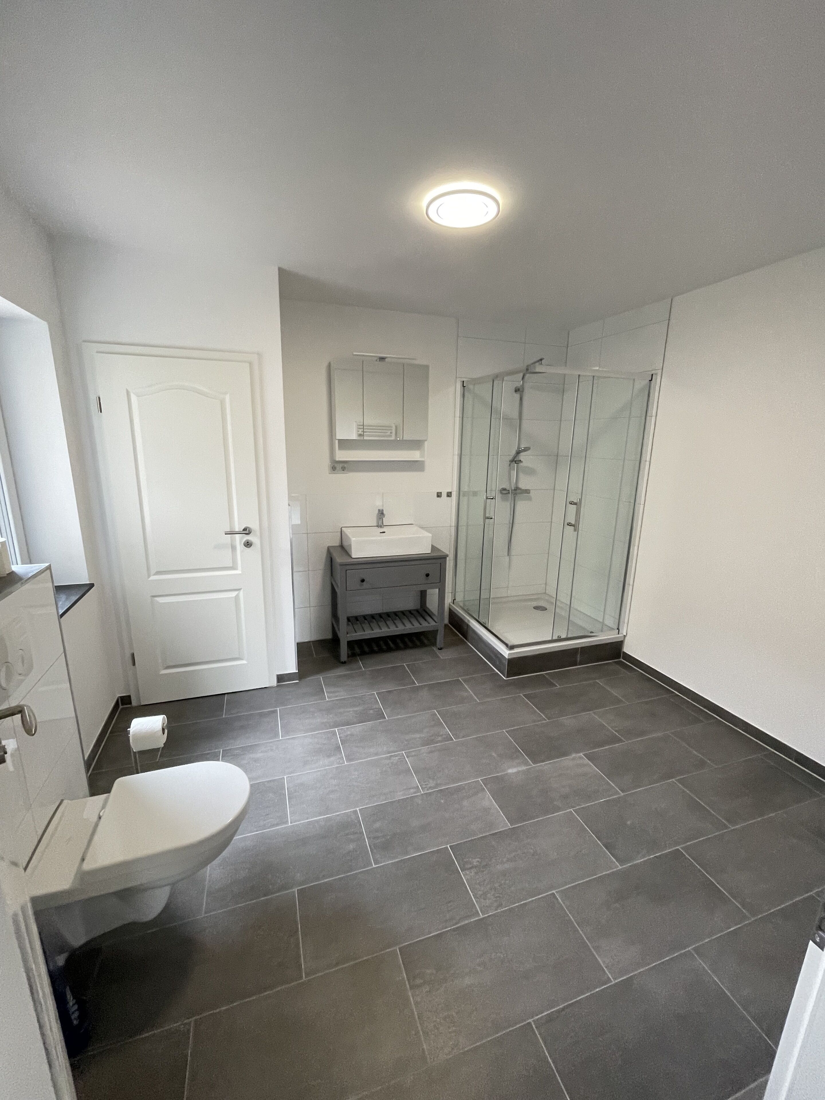Douche, serviettes fournies, savon, papier toilette