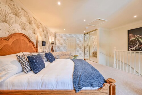 Lisburne Place Luxury Town House - sleeps up to 6 in three bedrooms. Two bathrooms.