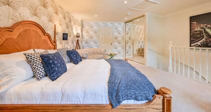Lisburne Place Luxury Town House - sleeps up to 6 in three bedrooms. Two bathrooms.