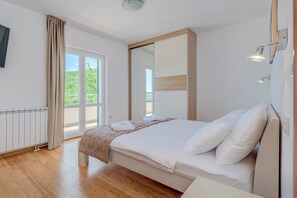 4 bedrooms, cribs/infant beds