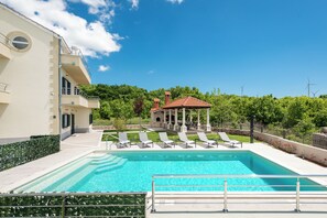 Seasonal outdoor pool, sun loungers - Villa Miam (Cista Provo)