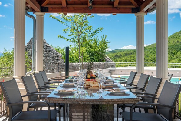 Outdoor dining - Villa Miam (Cista Provo)