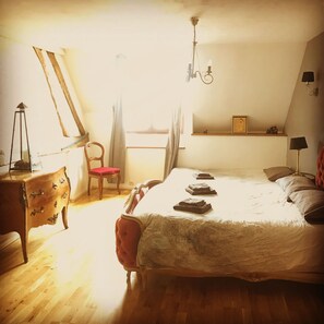 5 bedrooms, desk, iron/ironing board, travel cot