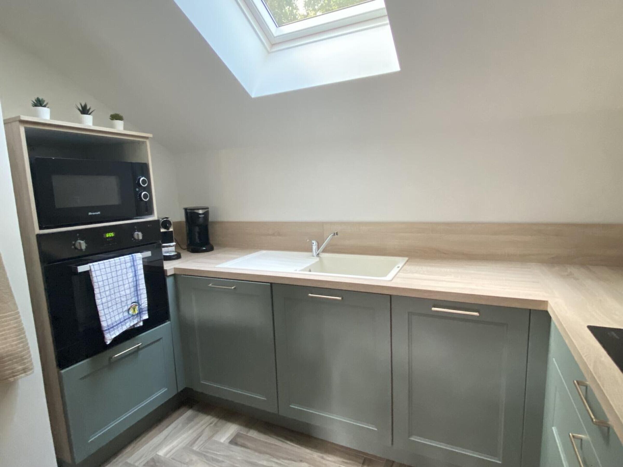 Frigorifero, microonde, lavastoviglie, macchina per tè/caffè