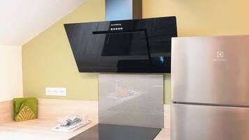 Een koelkast, een microgolfoven, een vaatwasser