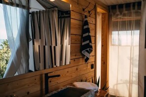 1 bedroom, free WiFi, bed sheets - Lovely Cottage With sea Views in Selca, Croatia (Selca)