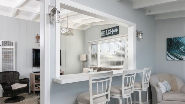 TV - Beach-block Charming Upstairs Duplex (Ventura)