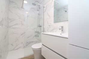 Een douche, handdoeken