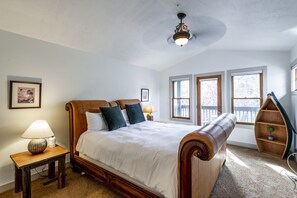 3 makuuhuonetta, työpöytä, silitysrauta/-lauta, vauvan matkasänky