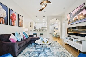 Téléviseur connecté, foyer, table de ping-pong