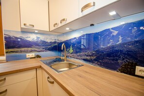 Fridge, oven, dishwasher, coffee/tea maker