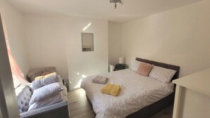 Une chambre à coucher avec un lit, une table de chevet et une chaise.