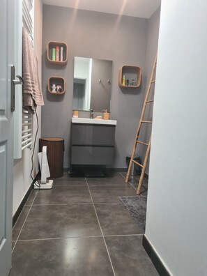 Douche, sèche-cheveux, serviettes fournies, savon