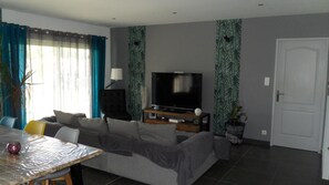 Tv, bordtennisbord, bøger