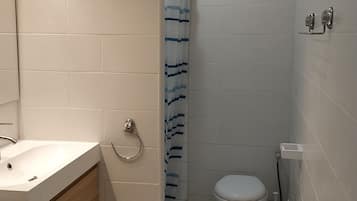 Douche, sĂšche-cheveux, serviettes fournies, savon