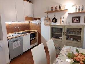 Réfrigérateur, micro-ondes, lave-vaisselle, cafetiÚre/bouilloire