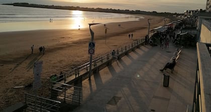 House with direct access to the beach, quiet with enclosed garden.