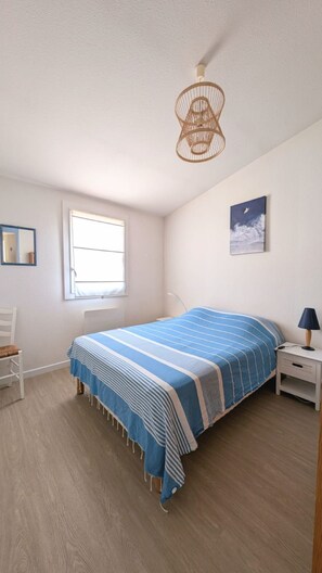 3 habitaciones, tabla de planchar con plancha y cuna de viaje 