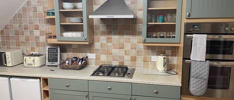 Réfrigérateur, four, plaque de cuisson, bouilloire électrique