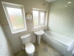 Een haardroger, handdoeken, toiletpapier