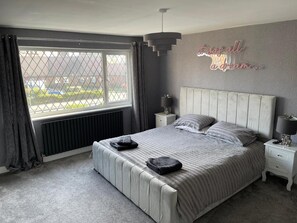 4 Schlafzimmer, Bügeleisen/Bügelbrett, Reisekinderbett, WLAN