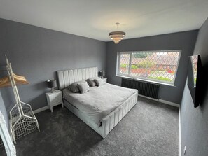 4 slaapkamers, een strijkplank/strijkijzer, reisbedje, wifi