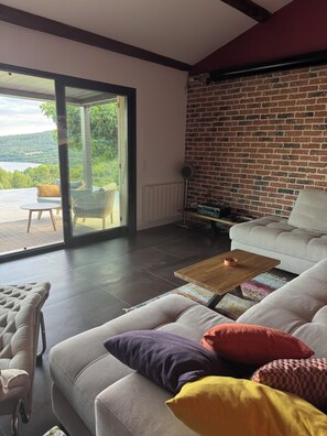 Smart-TV, Kamin, DVD-Player, Bücher