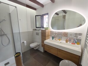 Dusche, Haartrockner, Bidet, Seife
