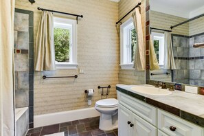 Combined shower/bathtub, hair dryer, towels