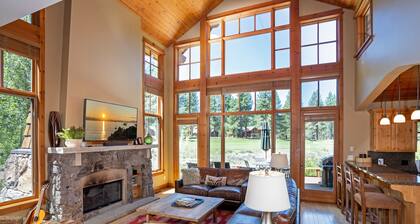 Spacious Old Greenwood Cabin w/ Golf Course Views + Private Hot Tub