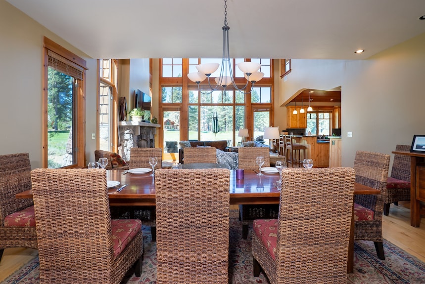 Spacious Old Greenwood Cabin W/ Golf Course Views + Private Hot Tub - Truckee, CA
