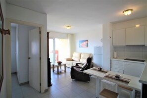 TV - Well located in front of the fishing port of Roses, very well maintained. A 2 steps of all. (Roses)