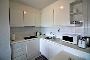 Fridge, microwave, oven, coffee/tea maker - Well located in front of the fishing port of Roses, very well maintained. A 2 steps of all. (Roses)