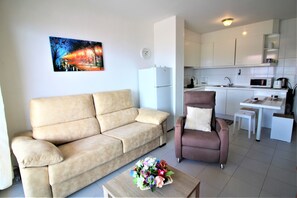 TV - Well located in front of the fishing port of Roses, very well maintained. A 2 steps of all. (Roses)