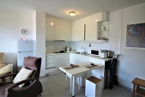 Fridge, microwave, oven, toaster - Well located in front of the fishing port of Roses, very well maintained. A 2 steps of all. (Roses)