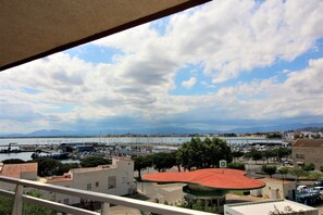 Property grounds - Well located in front of the fishing port of Roses, very well maintained. A 2 steps of all. (Roses)
