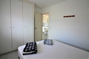 1 bedroom, iron/ironing board - Well located in front of the fishing port of Roses, very well maintained. A 2 steps of all. (Roses)