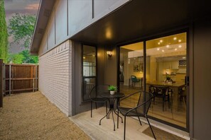 Outdoor dining - Spacious Bright and Modern Home with Pool (Dallas)